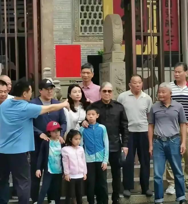 晶晶低调站C位霍震霆精神抖擞疼孙子！K8凯发登录入口霍家广东扫墓曝光！郭(图3)