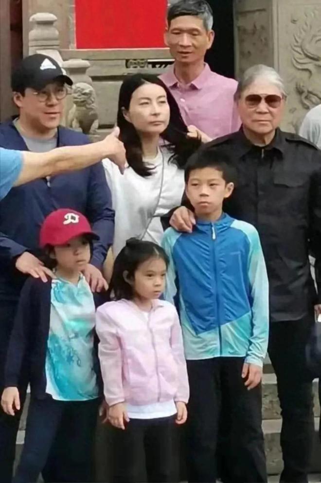 晶晶低调站C位霍震霆精神抖擞疼孙子！K8凯发登录入口霍家广东扫墓曝光！郭(图4)