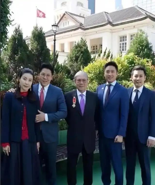 晶晶低调站C位霍震霆精神抖擞疼孙子！K8凯发登录入口霍家广东扫墓曝光！郭(图9)
