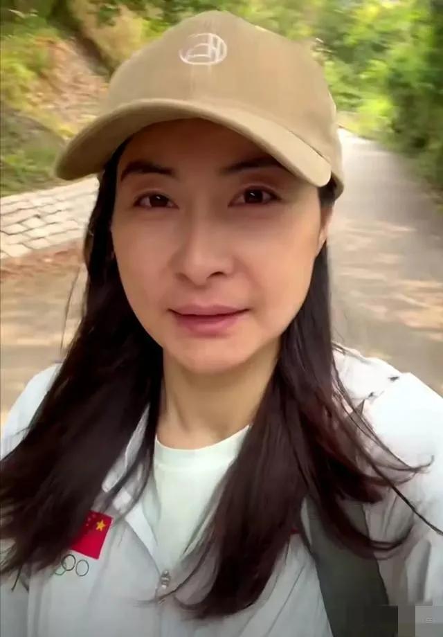 晶晶低调站C位霍震霆精神抖擞疼孙子！K8凯发登录入口霍家广东扫墓曝光！郭(图14)