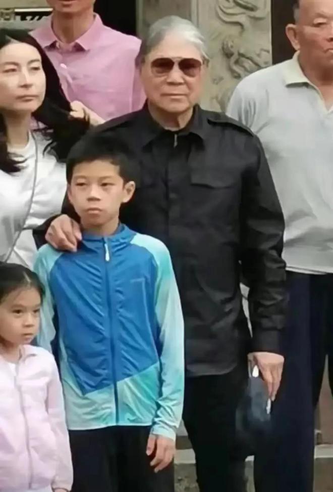 晶晶低调站C位霍震霆精神抖擞疼孙子！K8凯发登录入口霍家广东扫墓曝光！郭(图15)